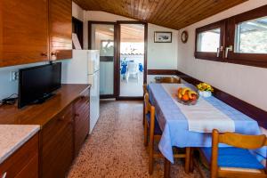Kuchyň nebo kuchyňský kout v ubytování Apartments Valdibora