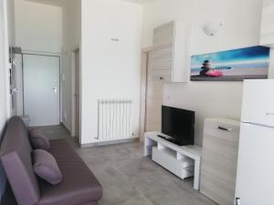 A television and/or entertainment centre at Attico fronte mare