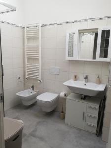 A bathroom at Attico fronte mare