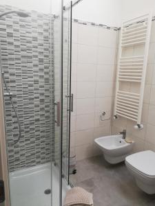 A bathroom at Attico fronte mare