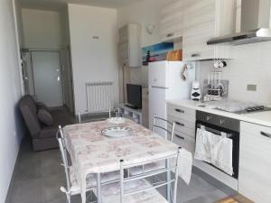 A kitchen or kitchenette at Attico fronte mare