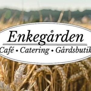 un signo que lee café energéticamente comido catering jardinería en Enkegården Gårdshotell, en Ängelholm