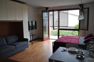 a living room with a couch and a table at OTB Italia 1 - Luminoso appartamento tra Venezia e Treviso con Terrazza e Posto auto Coperto in Preganziol
