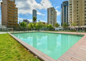 une grande piscine dans une ville avec de grands bâtiments dans l'établissement MIRADOR Sea View apartment, à Calp