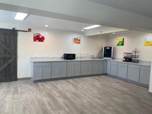 a large waiting room with a counter and a door at Quality Inn Albuquerque East I-40 Juan Tabo Exit in Albuquerque +16 photos