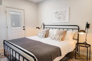 1 dormitorio con 1 cama con sábanas y almohadas blancas en River Street Unit 2 - Lake George, Glens Falls, en Warrensburg