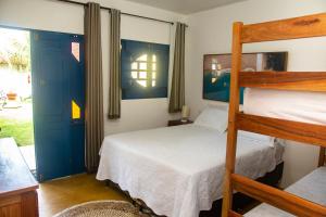 um quarto com uma cama e um beliche em POUSADA PONTA DA ASA em Coruripe mais 129 fotografias