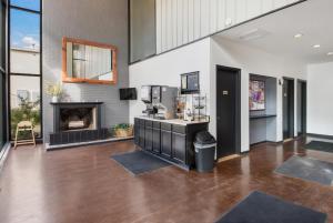 sala de estar con cocina y chimenea en Americas Best Value Inn-Painted Post, en Painted Post