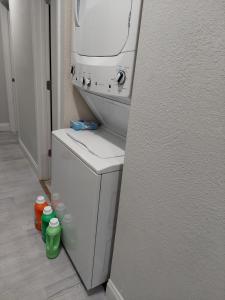 eine weiße Waschmaschine und ein Trockner in einem Zimmer in der Unterkunft Nice house between two beaches. in Gulf Breeze