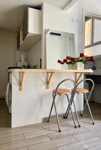 カンヌにあるCalmetteのキッチン(木製テーブル、椅子2脚付)