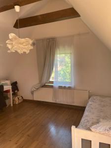 1 dormitorio con cama y ventana en Garden House, en Sopot