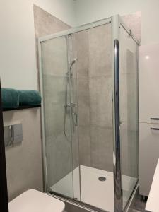 eine Dusche mit Glastür im Bad in der Unterkunft Aquarius002 in Ujazdowo