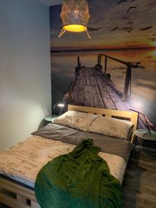 Schlafzimmer mit einem Bett mit Wandgemälde in der Unterkunft Aquarius002 in Ujazdowo