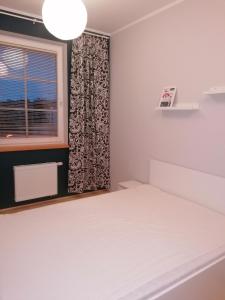 ギジツコにあるApartament Rodzinny w Centrumのベッドルーム(白いベッド1台、窓付)