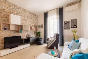 salon ze ścianą z cegły w obiekcie Noi 2 Vacanze al Mare - ARGENTARIO w mieście Porto Santo Stefano