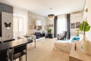 salon z kanapą i stołem w obiekcie Noi 2 Vacanze al Mare - ARGENTARIO w mieście Porto Santo Stefano