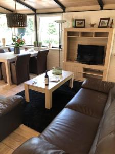 ein Wohnzimmer mit einem Sofa und einem Tisch in der Unterkunft vakantiehuisje Gerolstein in Gerolstein