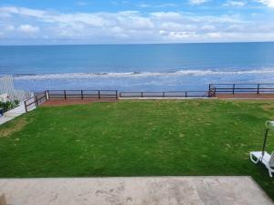 - un parc avec vue sur l'océan dans l'établissement Tonsupa-Edificio MIRASOL, à Tonsupa