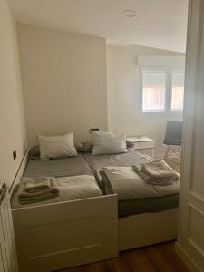 a bedroom with a bed with towels on it at El Ático in Astorga