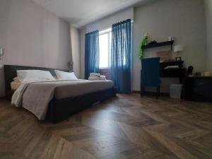 A bed or beds in a room at I Tre marchi Rooms / Camera Mare