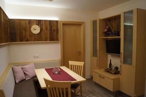 une petite chambre avec une table et une salle à manger dans l'établissement Appartment Martina, à Fügenberg