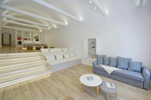 Posedenie v ubytovaní Hydra Hospitality Port Apartment