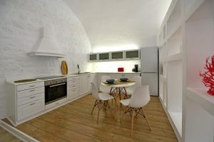 Kuchyňa alebo kuchynka v ubytovaní Hydra Hospitality Port Apartment
