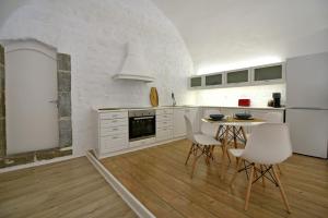 Kuchyň nebo kuchyňský kout v ubytování Hydra Hospitality Port Apartment