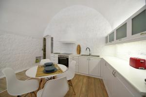 Kuchyňa alebo kuchynka v ubytovaní Hydra Hospitality Port Apartment