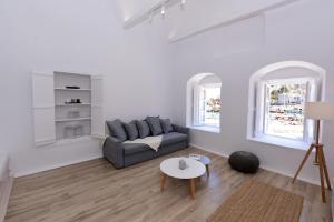 Posedenie v ubytovaní Hydra Hospitality Port Apartment