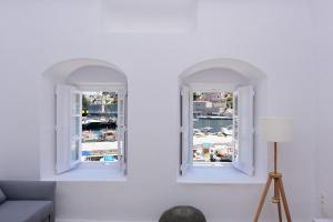Posedenie v ubytovaní Hydra Hospitality Port Apartment