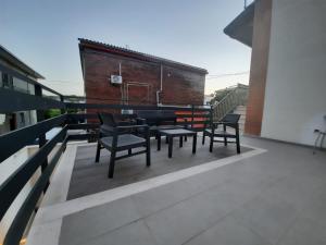 einen Balkon mit Stühlen und einem Tisch auf einem Gebäude in der Unterkunft Beach apartments in Campomarino