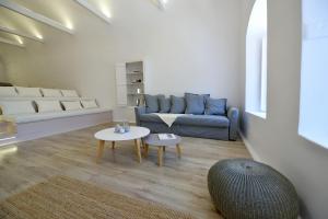 Posedenie v ubytovaní Hydra Hospitality Port Apartment