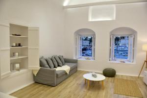 Posedenie v ubytovaní Hydra Hospitality Port Apartment