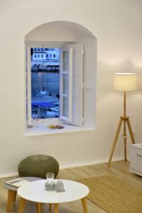 Posedenie v ubytovaní Hydra Hospitality Port Apartment