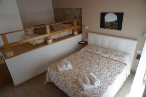 sypialnia z łóżkiem i 2 łóżkami piętrowymi w obiekcie Casa Vacanze B&B Ondes w mieście Camerota