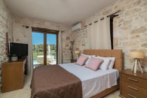 Кровать или кровати в номере Villa Navagio Volimes