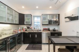 A kitchen or kitchenette at House 5863- Chicago's Premier Bed and Breakfast