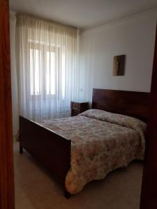 a bedroom with a large bed and a window at Holiday House a Firmo in Firmo