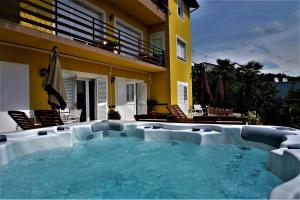 Bazén v ubytovaní Apartments and Rooms Vila Irma alebo v jeho blízkosti