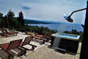 une piscine avec des chaises, une lumière et une fontaine dans l'établissement Apartments and Rooms Vila Irma, à Opatija