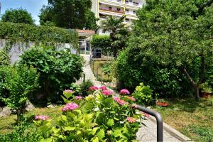 Vonkajšia záhrada v ubytovaní Apartments and Rooms Vila Irma