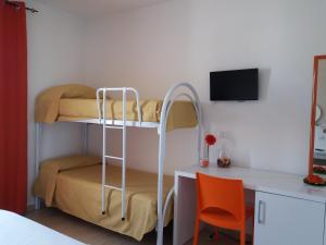 タヴィアーノにあるTesori del Salentoのベッドルーム1室(二段ベッド1組、デスク付)