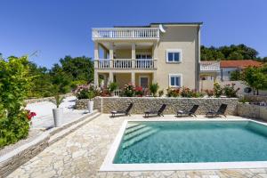 une villa avec une piscine et une maison dans l'établissement Haus Lilli mit Pool, à Ražanac
