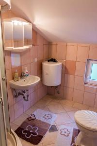 Ett badrum på Mundanije One-Bedroom Apartment 1
