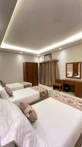 Un pat sau paturi într-o cameră la Rawaes Hotel