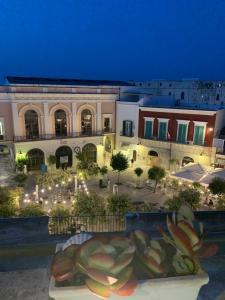 - Vistas al edificio por la noche en Palazzo Dei Gesuiti, en Monopoli