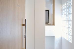 een witte kast in een badkamer met een spiegel bij Elegant Central Apartment Veria - με ενδοδαπέδια θέρμανση!!! in Veria