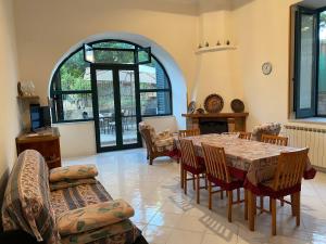 a dining room with a table and chairs at Casa vacanze Sofia in Piano di Sorrento
