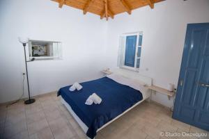 una camera da letto con un letto e due asciugamani di Studio Gerani 2 a Porto Heli